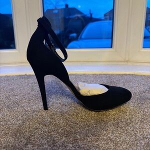 Chic Black Ankle Strap Heels